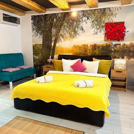 Venus Central Lux Studio Крайова Екстериор снимка